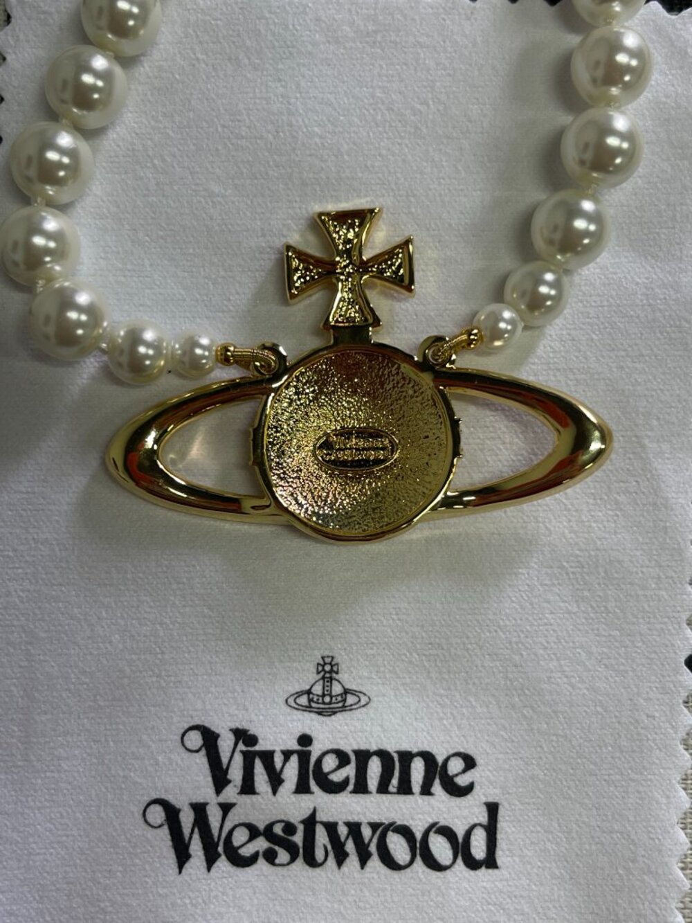 A Pearl Necklace Simple, Yet Far from Ordinary - Picture 4 of 6